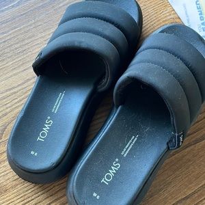 Tom’s fluffy sandals